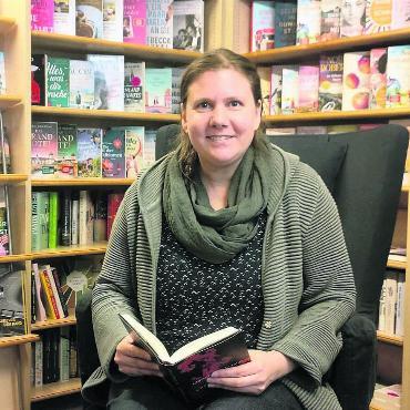 «Es ging einfach nicht mehr auf» - Sandra Furrer umgeben von Büchern. Hier fühlt sie sich wohl. Der Abschied von ihrem Laden fällt nicht leicht. Bild: Marco Huwyler