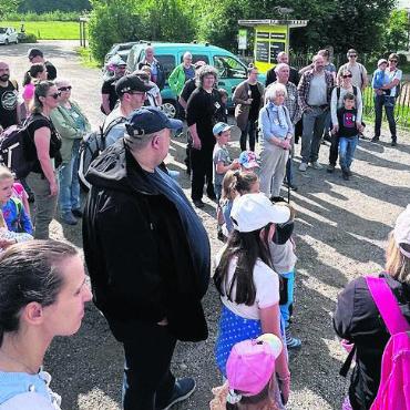 Für die kleinsten Freiämter - Die Eltern und Kinder werden von Markus Büchi (rechts) im Murimoos empfangen. Bilder: zg