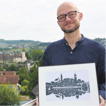 Das Spiel mit Licht und Schatten - Markus Eichhorn wurde von der Kulisse der Bremgarter Altsstadt inspiriert. Die Skyline hat er in einem Scherenschnitt festgehalten.Bild: Sabrina Salm