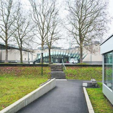 Moderner Campus statt Pavillons - Die in den 60er-Jahren gebauten und 2009 sanierten Pavillons werden wohl verschwinden. Das unter Denkmalschutz befindliche Hauptgebäude im Hintergrund wird hingegen ganz sicher stehen bleiben.