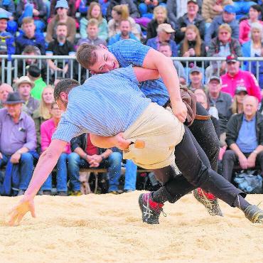 Schock und Wiedergutmachung - Mit vier Siegen, einem Gestellten und nur einem verlorenen Gang holt Andreas Döbeli (oben) seinen ersten Kranz am Stoos-Schwinget. Bild: Olivier Jenni