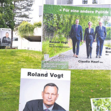 Kontinuität oder Trendwende? - Der Standort vor dem Gemeindehaus ist für Plakate begehrt. Vor allem beim Kampf um den Posten des Gemeindeammanns ist Spannung angesagt  da gibt es ein Duell um den Sitz im Gemeindehaus, Arsne Perroud gegen Herausforderer Roland Vogt. Bild: Daniel Marti