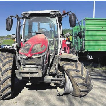 Frontalkollision zwischen Traktor und Auto - Eine Reifenpanne am Traktor führe zur folgenschweren Kollision.    Bild: pz