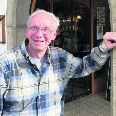 Mehr als nur Verkauf von Fleisch - Ernst Köpfli vor der Metzgerei, die sein Vater 1957 eröffnete. Im gleichen Jahr kam Sohn Ernst zur Welt und übernahm später den Betrieb. Bild: Britta Müller