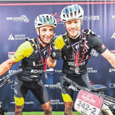 Spätzünder am Traumrennen - Erschöpft, aber zufrieden: Der Sarmenstorfer Stefan Horber (links) und sein Teamkollege Dominik Bürkli nach dem Swiss Epic. Sie hoffen im Anschluss ans Cape Epic in Südafrika ähnlich strahlen zu können. Bild: zg