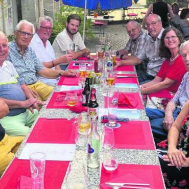 Ganz viel Politerfahrung - Die illustre Runde erlebte ein wunderbares Treffen (v. l.): Marc Läuffer (amtierender Einwohnerratspräsident), Pitsch Isler, Hans Hübscher, Robert Steffen, Meinrad Meyer, Cyrille Meier, Andrea Duschén, Koni Gfeller, Ariane Gregor, Alois Lütolf, Julia Frischknecht (amtierende Einwohnerratsvizepräsidentin) und Arsène Perroud. Bild: zg
