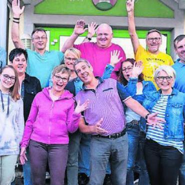 Lachen und geniessen - Die Vorbereitungen bei der Theatergruppe laufen auf Hochtouren. Bild: zg