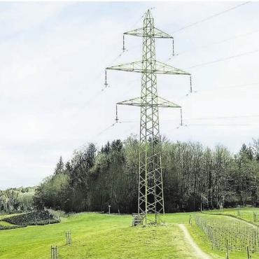 Bis vor Bundesgericht - Die geplante neue Hochspannungsleitung tangiert das Gebiet von 12 Gemeinden im Reusstal. Bilder: pd/Archiv