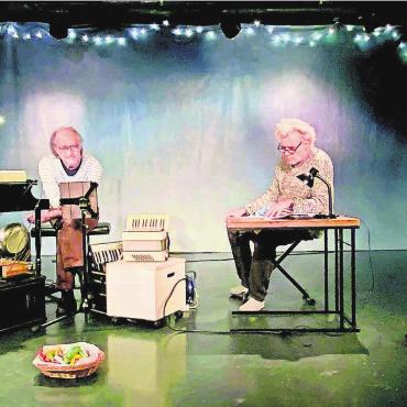 Eine Geschichte als Geschenk - Jörg Bohn und Fredi Spreng verkürzen das Warten mit einer erlebnisreichen Reise.
Bild: Archiv/pd