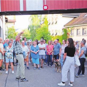 Erinnerungen werden sichtbar - Zwischen Alt und Neu. Der Gang durch Anglikon führt auch bei der ehemaligen Färberei Schärer vorbei.