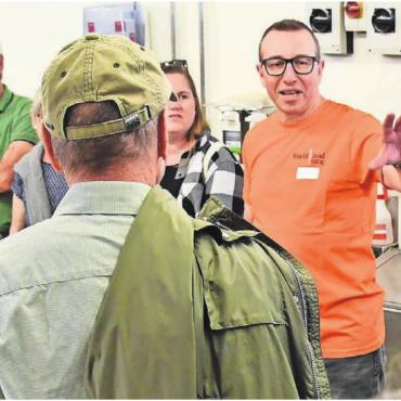 Qualität als wichtiges Merkmal - Auf einem spannenden Rundgang durch die Bäckerei erfuhren die Besucherinnen und Besucher viel über die Herstellung der zahlreichen Produkte. Hans-Peter Dick (oranges Shirt), Geschäftsleitung Produktion und Rüebliland-Beck Villmergen, war dabei ein gefragter Mann. Bild: Monica Rast