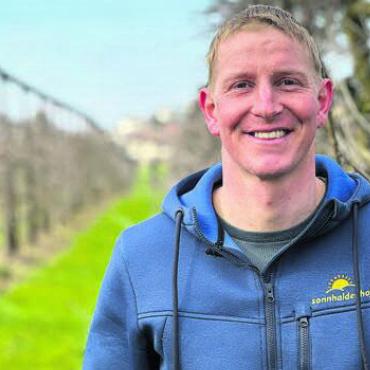 «Gold»-Status erreicht - Florian Kuhn ist stolz auf seine alten Hochstammsorten. Bild: zg