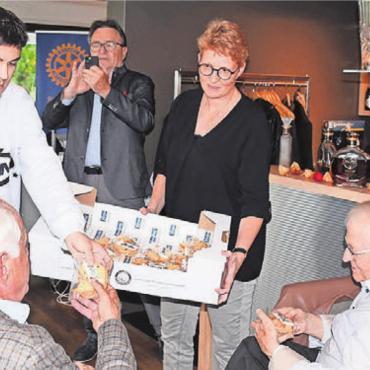 Aussergewöhnliches Trio - Typisch Kreyenbühl, Genuss-Handwerk: Luca Wohler (links) wurde ausgezeichnet und beschenkte dafür zusammen mit Lehrmeisterin Regula Kreyenbühl die Rotarier mit einem selbst produzierten Gebäck.