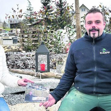 Pavel freut sich im Himmel - Bianca Kistler und Marco Hodel mit einem Erinnerungsfoto von Pavel Karpf. Bild: spr