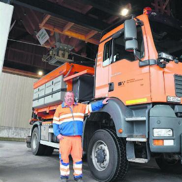 Rund um die Uhr einsatzbereit - René Koch mit dem kantonseigenen Lkw unter dem Salzsilo. Für die Schneeräumung und Salzstreuung arbeiten sie mit fünf weiteren Vertragsfahrern zusammen. Bild: Sabrina Salm