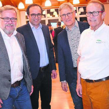 Geschäftsstelle neu gestalten - Herbert Strebel (rechts), Präsident von Erlebnis Freiamt, durfte zur Mitgliederversammlung begrüssen. Von links: Holger Czerwenka, Direktor Aargau Tourismus, Michael Dubach, Geschäftsführer Murimoos, und Daniel Räber, Gemeinderat Muri. Bilder: Thomas Stöckli / zg