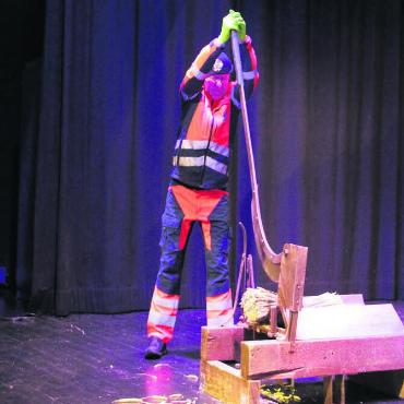 Ins Schwarze getroffen - «Kurt de Retter» schreitet zur Tat und rettet durch sein beherztes Eingreifen die Eröffnung der Fasnacht. Bilder: Monica Rast