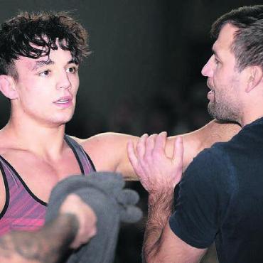 Den Euphorie-Schatz gefunden - Showman und Publikumsliebling Saya Brunner (links) wird von Trainer Pascal Strebel motiviert.