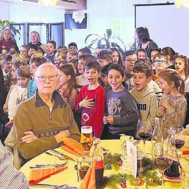 Abwechslung im Alltag - Zum Abschied im Restaurant Schönau sangen die Kinder aus voller Kehle und mit grosser Freude. Bilder: Walter Minder