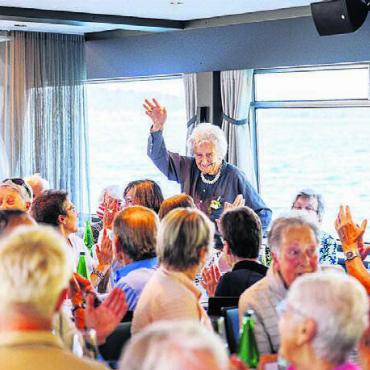 Mit einem Lächeln über den See - Jubilarinnen sind auch im höheren Alter noch motiviert und begeistert.