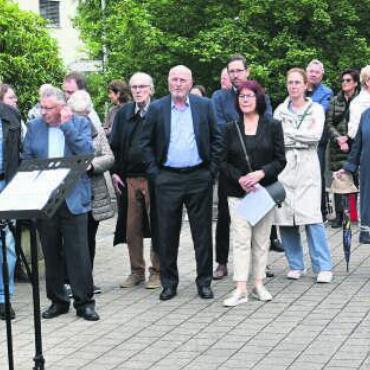 Pure Freude am Farbenspiel - Alt-Regierungsrat Peter Wertli konnte bei seiner Rede sehr viele Besucherinnen und Besucher zur Vernissage begrüssen. Bild: zg