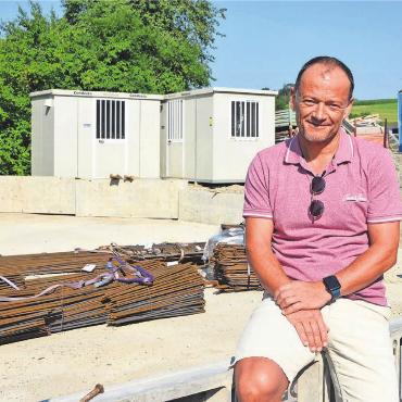 Es läuft – an zwei Fronten - Daniel Walter sitzt auf der Verschalung des künftigen Biberbaus. Mitte August startet der Holzbau. Bild: Annemarie Keusch
