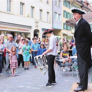 «Wers verpasst, ist selber schuld» - Hans Peter Flückiger (hier in Schwarz bei einem Auftritt als Berner Landvogt 2017) hat bereits viermal bei einer szenischen Stadtführung mitgewirkt. Nun tut er dies zum ersten Mal als Präsident der Stadtführergruppe.    Bild: Archiv/hr