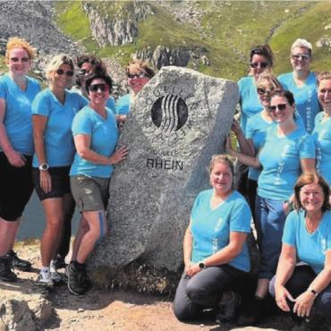 Bis hinauf zur Rheinquelle - Das obligate Gipfelfoto der Turnerinnen des DTV Wohlen auf dem «Lai da Tuma», wo sich auch die Rheinquelle befindet. Bild: zg