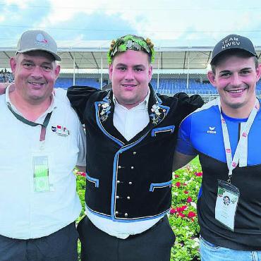 Grosses Jahr steht bevor - Am «Eidgenössischen» (ESAF) in Pratteln 2022 holte Lukas Döbeli (Mitte) den begehrten Kranz. Vater Magnus und Bruder Andreas (damals verletzt) freuten sich mit ihm. Nun fiebert die Schwingerschweiz dem nächsten ESAF im August entgegen. Bilder: spr/Archiv