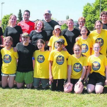 Tapfer der Hitze getrotzt - Auf dem Fussballplatz duellierten sich Schüler und das Lehrer/OK-Team mit vollem Einsatz, danach traf man sich gut gelaunt zu einem gemeinsamen Gruppenbild.