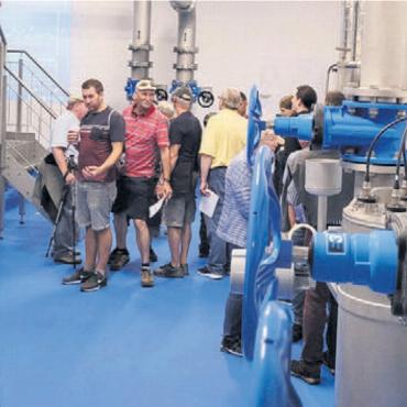 Weiteren Meilenstein gesetzt - Die Einweihung und Besichtigung des erweiterten Reservoirs Bergmättli zog viele Villmerger und Villmergerinnen an. Bild: chh