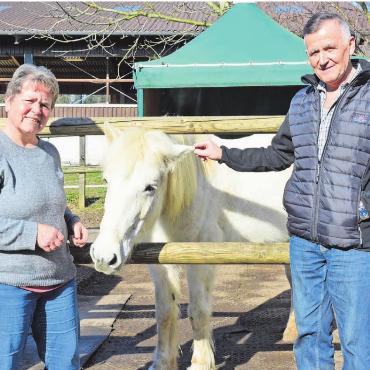 Ein Drittel des Dorfes - Zum Schutz der Tiere wollen Sonja Furrer und Donat Etterli erreichen, dass in Besenbüren künftig das Abfeuern von lauten Feuerwerkskörpern verboten ist. Bild: Annemarie Keusch