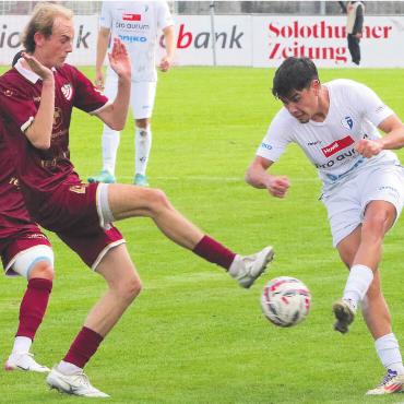 Achterbahn Richtung Profi - Zweikampfstark, aggressiv, kompromisslos. Berdan Senyurt (rechts) ist mit seinen Qualitäten eine Bereicherung für den FC Wohlen. Sein Ex-Club Solothurn hat sich am Verteidiger die Zähne ausgebissen.
Bild: Josip Lasic