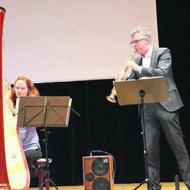 Stabsübergabe in würdigem Rahmen - Harfe und Saxofon: Eliane Koradi und Rafael Baier machten Musik.