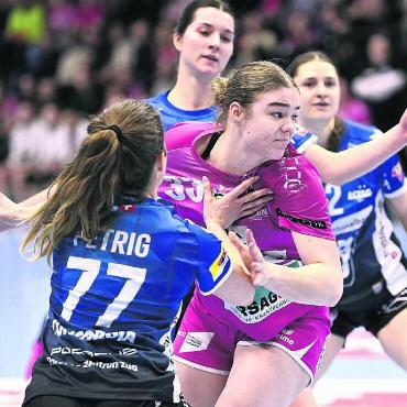 Sehr knapp, sehr happy - Kreisläuferin Nora Snedkerud schaffte viele Räume für ihre Mitspielerinnen und erzielte ein Tor. Bilder: Alexander Wagner