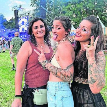 Ein Festival, das elektrisiert - «Es war der Hammer». Diese drei jungen Frauen aus Wohlen tanzten sich durch das Hive Air.