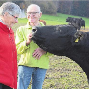 Für das Wohl der Tiere - Hans und Rösli Vock verbringen den Sommer mit den Rindern auf der Alp. Auch jetzt im Winter schauen sie regelmässig bei den Tieren vorbei. Bilder: Chregi Hansen / zg