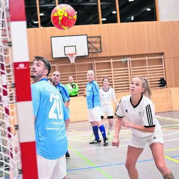 Mehr als Fussball - Ein freundschaftliches und spannendes Duell: «Team Ponte» in Blau gegen die Frauen des FC Wohlen. Bilder: Stefan Sprenger (5)/ Stefan Hotz (3) / zg (2)