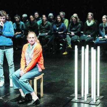 Zwei-Personen-Stück über das «Warum?» - Was lösen Terroranschläge bei den Menschen aus? Auch bei jenen, die knapp überlebt haben? Das Theaterstück «Die Ereignisse» liefert keine Antworten, aber Hinweise. Bild: pd