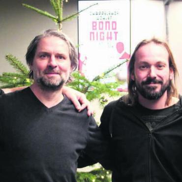 FCW-Einsatz zahlt sich aus - FC-Wohlen-Cracks im Einsatz für eine gute Sache (v. l.): Marcel Amrein und Franz Schmid vom Vorstand FC Wohlen sowie David Meier und Adriano Meyer, Organisatoren der Bond-Night. Bild: mo
