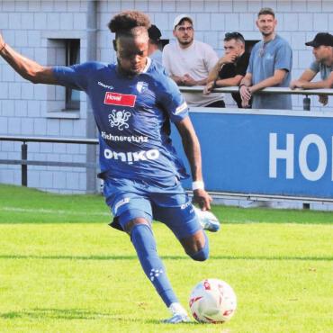 Missverständnis aufgeklärt - Der Franzose Nathan Tayey. Er ist einer von fünf nicht lokal ausgebildeten Spielern im Kader des FC Wohlen. Als Bürger eines Staates der europäischen Union gilt er aber nicht als Ausländer. Bild: Archiv/jl