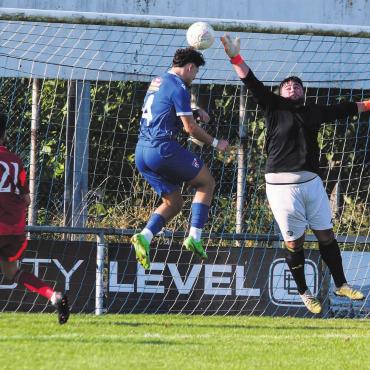 Niederlage in Hitzeschlacht - Fabio Russo (rechts) im Bremgarten-Goal hielt einen Penalty und entschärfte weitere Grosschancen der Wettinger. Die Niederlage seines Teams konnte er dennoch nicht verhindern. Bild: André Griffel