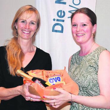 Mit Energie für Wohlen einsetzen - Co-Präsidentin Stefanie Dietrich (rechts) gratuliert Sonja Isler-Rüttimann zur erfolgreichen Nomination als Gemeinderatskandidatin. Bild: Daniel Marti