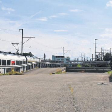 Weichen für positive Zukunft gestellt - Der Freiverlad muss zu erst weichen, dann kann das Gebiet «Bahnhof Süd» weiterentwickelt werden. Zur Weiterentwicklung zählt auch die neue Führung von Aargau Verkehr (links), die Endstation wird dann zum SBB-Bahnhof führen und die Umsteigequalität verbessern. Bilder: Archiv
