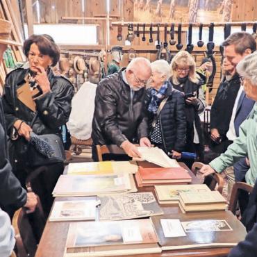 Mit einer Prise Herzblut - Bücher, Kalender und Dokumente aus längst vergangener Zeit fesseln die Mitglieder des Vereins auf ihrer Tour durch das private Steingass-Museum. Bilder: Monica Rast