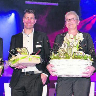 Mit Sonnenenergie wachsen - Die Raiffeisen-Jubilarinnen und -Jubilare von links: Reto Hübscher (25 Jahre), Roger Schleiss (20 Jahre), Cornelia Schlegel (20 Jahre), Anina Hanke (5 Jahre). Aline Wiss wurde am Abend zuvor in Auw geehrt und fehlt daher auf dem Foto. Bild: zg