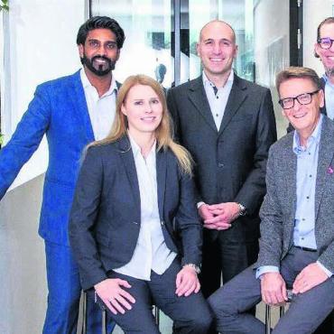 «Mehrwert und Sicherheit» - Die Bankleitung der Raiffeisenbank Wohlen – mit dem Vorsitzenden Erich Füglistaler (sitzend rechts) – darf auf ein erfolgreiches Geschäftsjahr 2024 zurückblicken. Bild: pd
