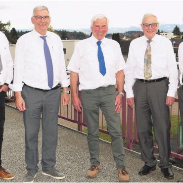 Stunden voller Spass und Fakten - Ein gut gelaunter Veteranen-Vorstand – (von links) Elmar Müller (Beisitzer), Ronni Hilfiker (Präsident), Kari Strebel (Beisitzer), Roman Abt (Aktuar) und Josef Keusch (Kassier). Bilder: zg