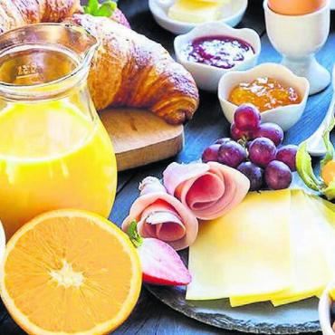 Musik und Brunch im Chappelehof - Danny Hertach und Lukas Stäger umrahmen den Brunch am Sonntag musikalisch. Bild: zg