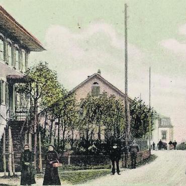 «Einsatz für das kulturelle Erbe» - Wichtiges Zeugnis von Wohlens Historie: Diese Aufnahme von 1906 zeigt das Lüthi-Tschiemer-Haus (links) an der Friedhofstrasse (mit Blick Richtung Friedhof). Bild: zg